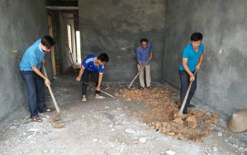 Đoàn viên Công đoàn Trường Tiểu học & THCS Tân Thanh 1 (Tuyên Quang) giúp đỡ cô giáo Hoàng Thị Hường san nền nhà. Ảnh: Lan Anh