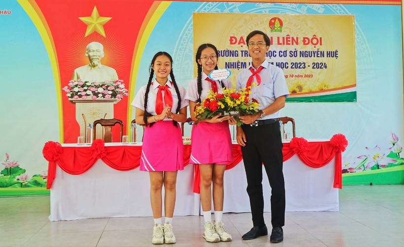 Thầy Võ Thanh Phước - Bí thư chi bộ, Hiệu trưởng Trường THCS Nguyễn Huệ tặng hoa chúc mừng Đại hội Liên đội nhiệm kỳ 2023 – 2024. (Ảnh: PV)