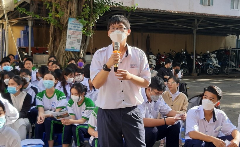 Học sinh Trường THPT Nguyễn Thị Diệu (Quận 3, TPHCM) đặt câu hỏi tại một buổi hướng nghiệp.