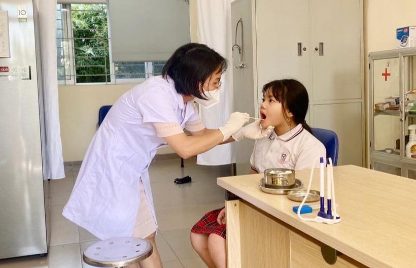 Nhân viên y tế của Trường Tiểu học Yên Thường (Gia Lâm, Hà Nội) kiểm tra sức khỏe cho học sinh. Ảnh: gdtd.vn