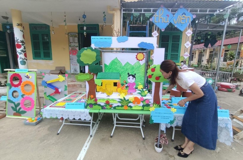 Các sản phẩm được trưng bày tại Hội thi đồ dùng, đồ chơi của Trường Mầm non xã Mường Lạn, huyện Mường Ảng (tỉnh Điện Biên). Ảnh: Hà Thuận