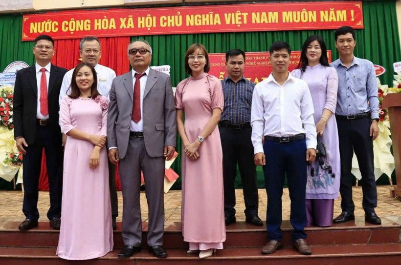 Cô Nguyễn Thị Thu Hiền (thứ 5 từ phải sang) - giáo viên Trung tâm GDNN - GDTX TP Buôn Ma Thuột, Đắk Lắk. Ảnh: NVCC