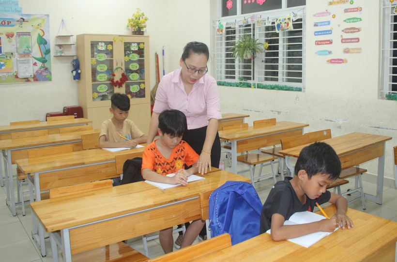 Cô Trúc Linh hướng dẫn học sinh làm bài tập.