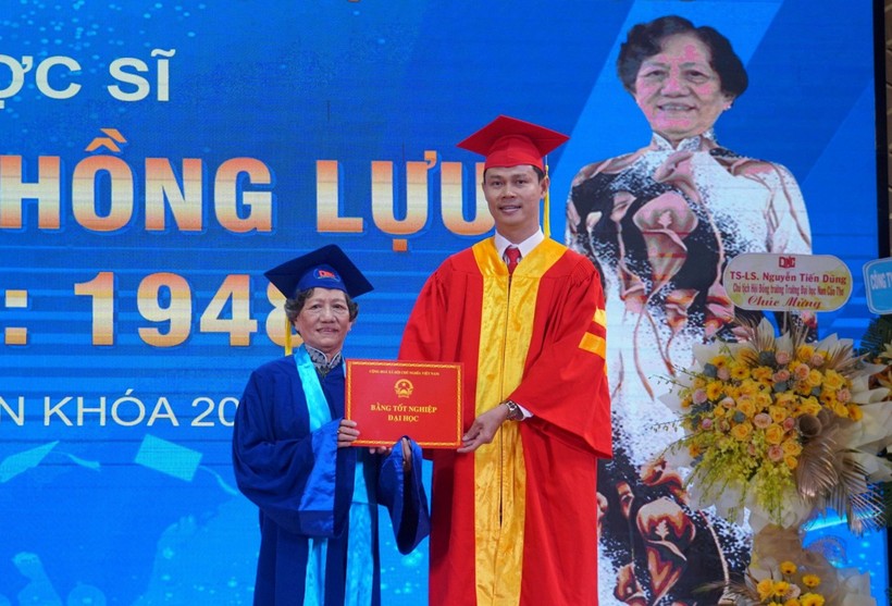 Bà Nguyễn Thị Hồng Lựu nhận bằng tốt nghiệp ngành Dược. Ảnh: NVCC