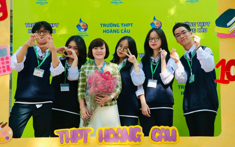 Cô Lưu Thị Lập – Hiệu trưởng Trường THPT Hoàng Cầu và học sinh. Ảnh: TG