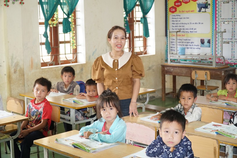 Cô Lô Thị Yến học thêm tiếng Mông để phục vụ việc dạy học lớp 1.