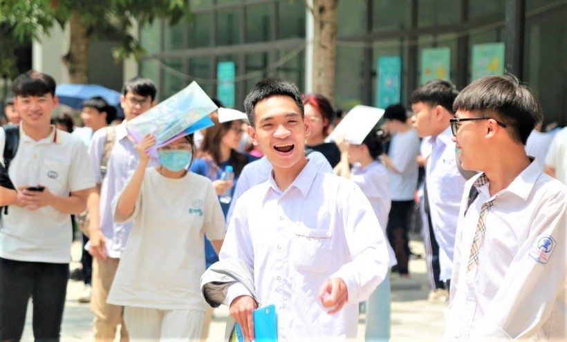 Niềm vui của thí sinh Hà Nội sau khi hoàn thành phần thi tổ hợp Kỳ thi tốt nghiệp THPT 2023. Ảnh minh họa: INT
