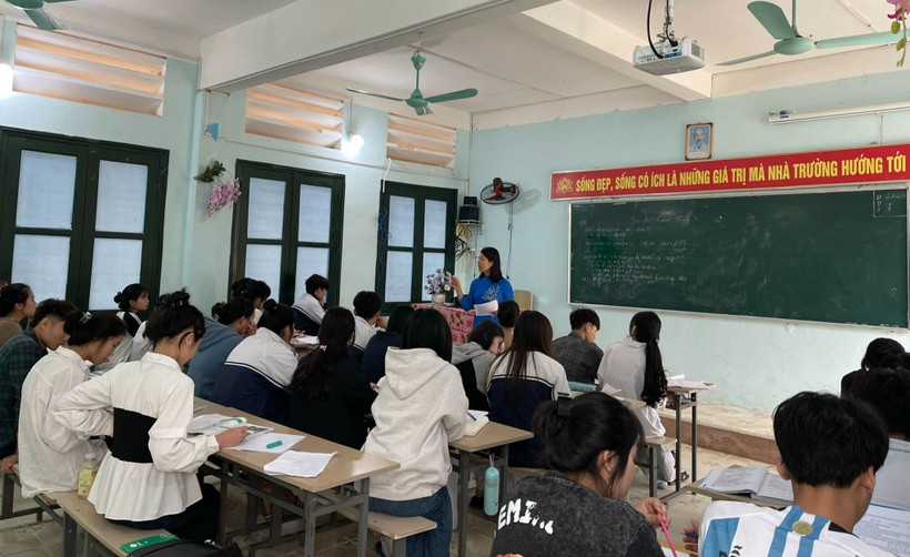 Cô trò Trường THPT Quan Sơn (Thanh Hóa) trong giờ học. Ảnh: NTCC