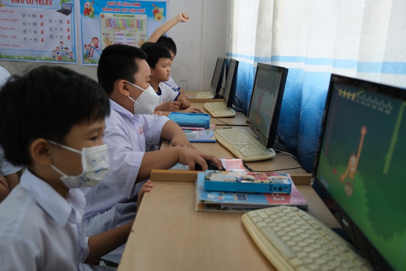 Học sinh tiểu học ở TP Cần Thơ trong giờ Tin học.