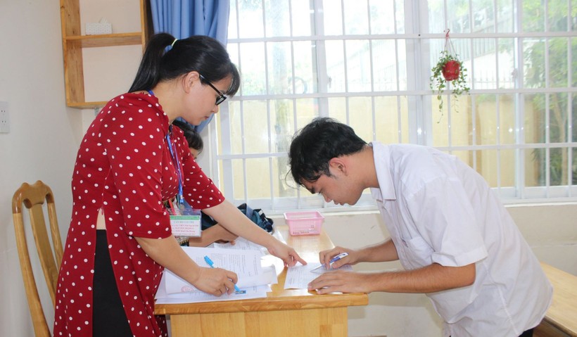 Học sinh Bà Rịa - Vũng Tàu thi tốt nghiệp THPT năm 2023 tại điểm thi Trường THPT Trần Nguyên Hãn (TP Vũng Tàu). Ảnh: Hồ Phúc.