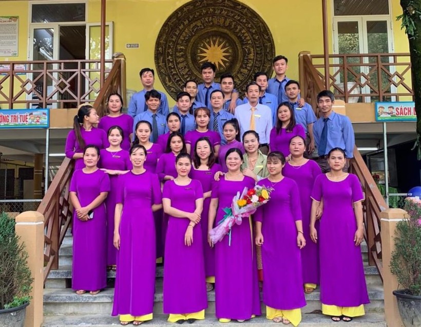 Đồng phục của cán bộ, giáo viên, nhân viên Trường Phổ thông dân tộc bán trú Tiểu học Trà Leng (Nam Trà My, Quảng Nam) từ nguồn hỗ trợ của CLB Ong vàng. Ảnh: NTCC