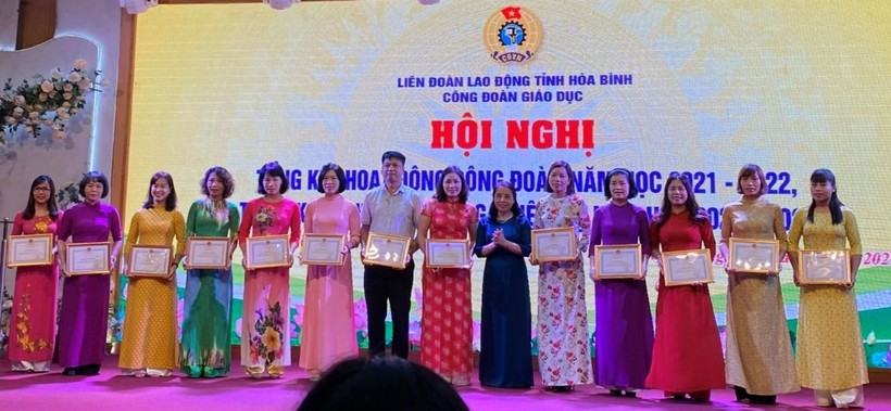 Bà Đinh Thị Hường - Phó Giám đốc Sở GD&ĐT Hoà Bình tặng Giấy khen cho các công đoàn cơ sở có thành tích xuất sắc. Ảnh: Hà Hoàng