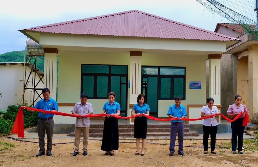 Công đoàn ngành Giáo dục tỉnh Kon Tum khánh thành nhà công vụ cho giáo viên Trường Tiểu học - THCS bán trú Đăk Na. Ảnh: Dung Nguyễn