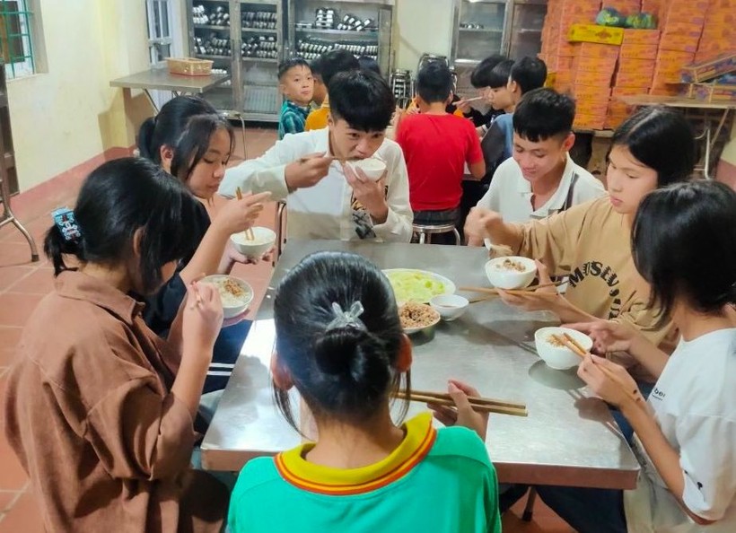 Học sinh ăn bán trú tại Trường PTDTBT THCS Hồng Phong (Bình Gia, Lạng Sơn). Ảnh NTCC.