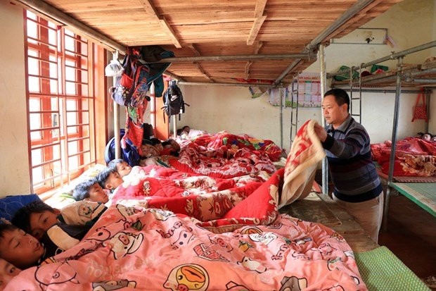 Học sinh ở bán trú tại Trường Tiểu học và THCS Tà Xùa được thầy giáo bổ sung thêm chăn ấm chống rét.