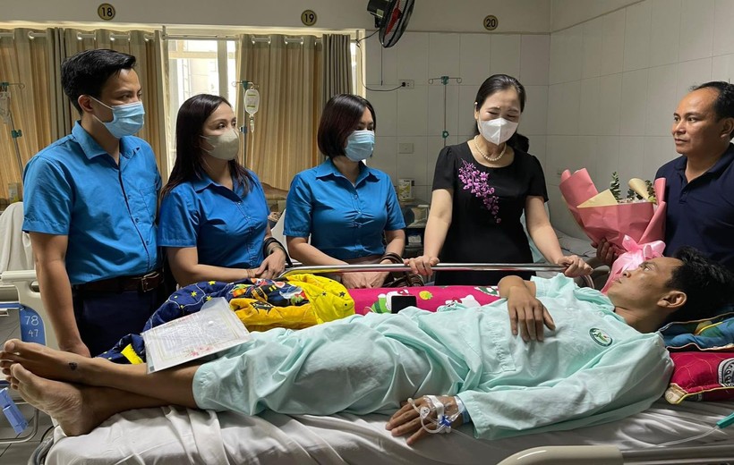 Công đoàn Giáo dục Việt Nam thăm hỏi thầy Nguyễn Đại Đình Nam - giáo viên trong vụ tai nạn tại Hà Giang. Ảnh: CĐGDVN cung cấp