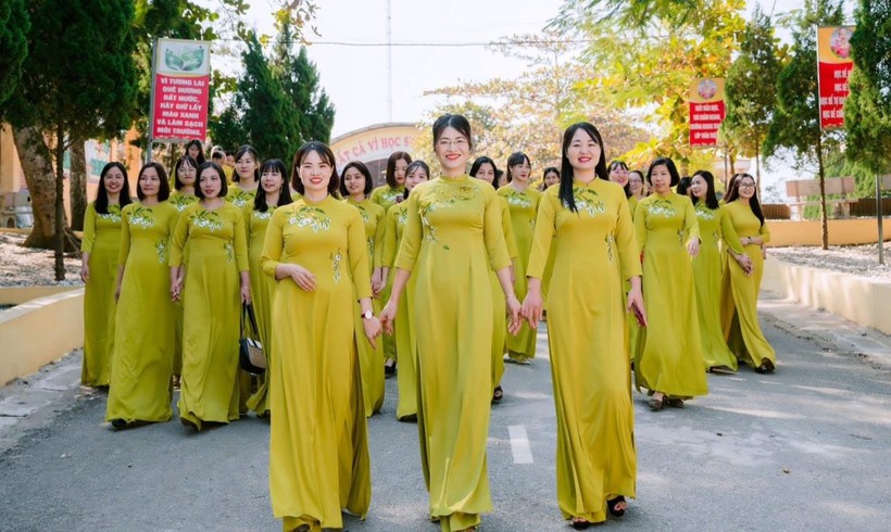 Cán bộ, giáo viên Trường Tiểu học Hạ Hòa (Hạ Hòa, Phú Thọ) trong Tuần lễ áo dài do Công đoàn nhà trường tổ chức.