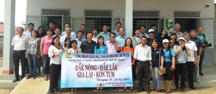 Công đoàn ngành Giáo dục TPHCM bàn giao nhà công vụ cho Công đoàn ngành Giáo dục tỉnh Đắk Nông. Ảnh: Đăng Đại.