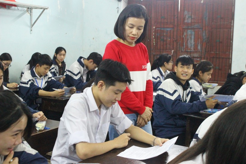 Năm học 2023 - 2024, Công đoàn Trường THPT Cẩm Bình nhận đỡ đầu nhiều học sinh hoàn cảnh đặc biệt.