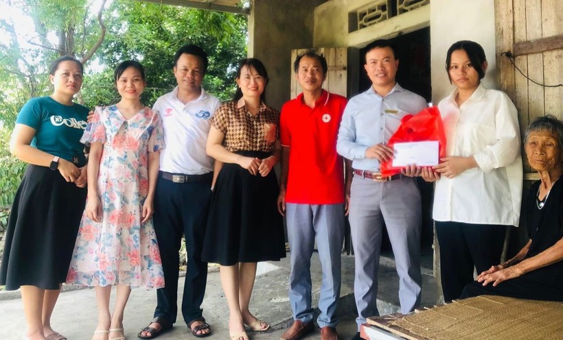 Câu lạc bộ Người mẹ thứ 2 Trường THPT Nguyễn Đình Liễn tặng quà cho các con nhân dịp năm học mới.