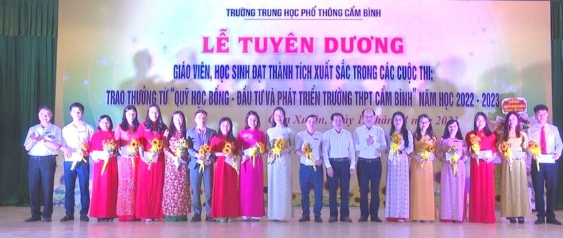 Trường THPT Cẩm Bình tổ chức khen thưởng giáo viên đạt thành tích cao trong công tác giảng dạy.