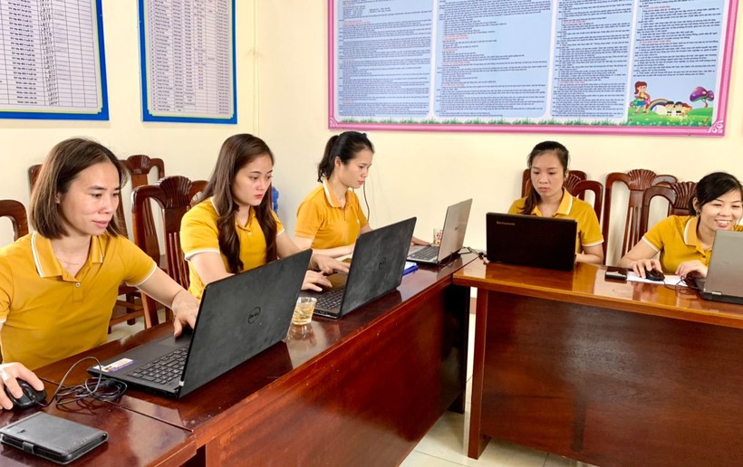 Tập huấn sử dụng các phần mềm quản lý dạy và học tại Trường Mầm non Núi Voi (Thái Nguyên). Ảnh: ITN