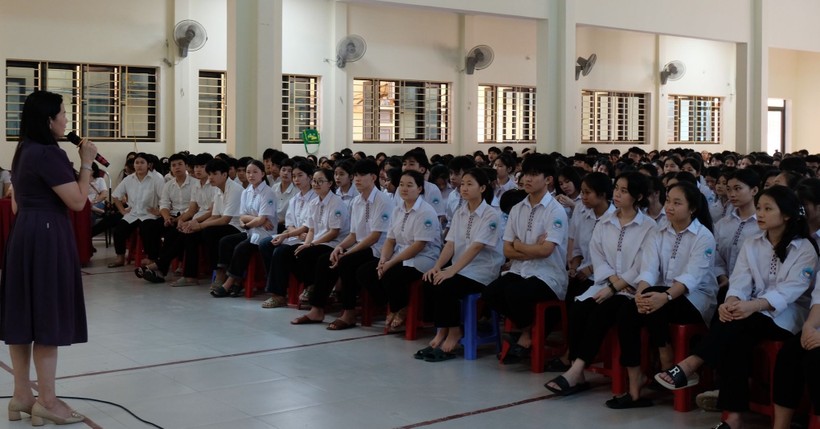 Cô Nguyễn Thị Kiều Hoa - Hiệu trưởng Trường THPT DTNT tỉnh Nghệ An (TP Vinh, Nghệ An) trao đổi cùng học trò. Ảnh Ngô Chuyên.