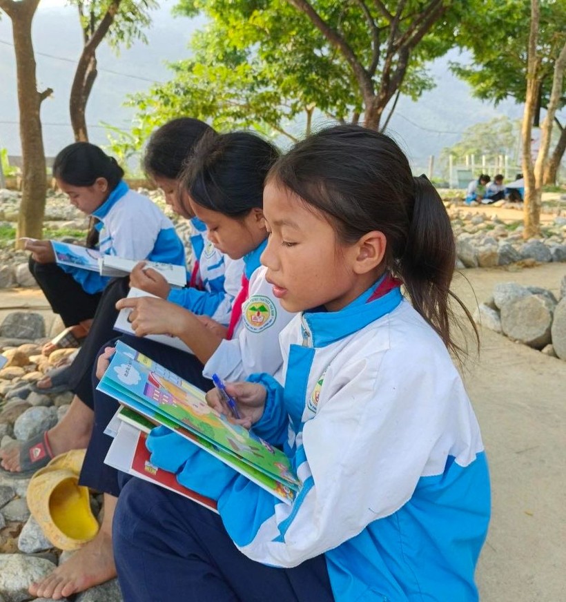 Học sinh Trường Trường Phổ thông dân tộc bán trú Tiểu học – THCS Trà Nam đọc sách trong giờ ra chơi. Ảnh: NTCC