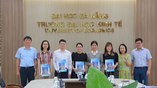 Trường ĐH Kinh tế, ĐH Đà Nẵng trao quyết định cho các ứng viên trúng tuyển viên chức của trường. Ảnh: NTCC