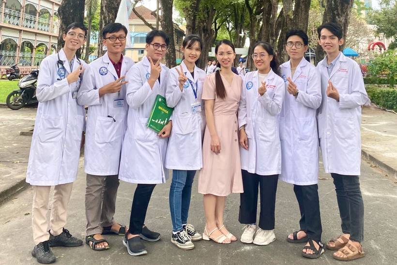 Huỳnh Hoàng Huy (thứ hai từ trái qua) cùng nhóm bạn thân tại Trường Đại học Y Dược TPHCM. Ảnh: NVCC