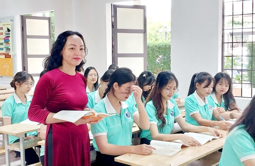 Cô Nguyễn Thị Phong Lê và sinh viên Trường ĐH Khánh Hòa. Ảnh: NVCC