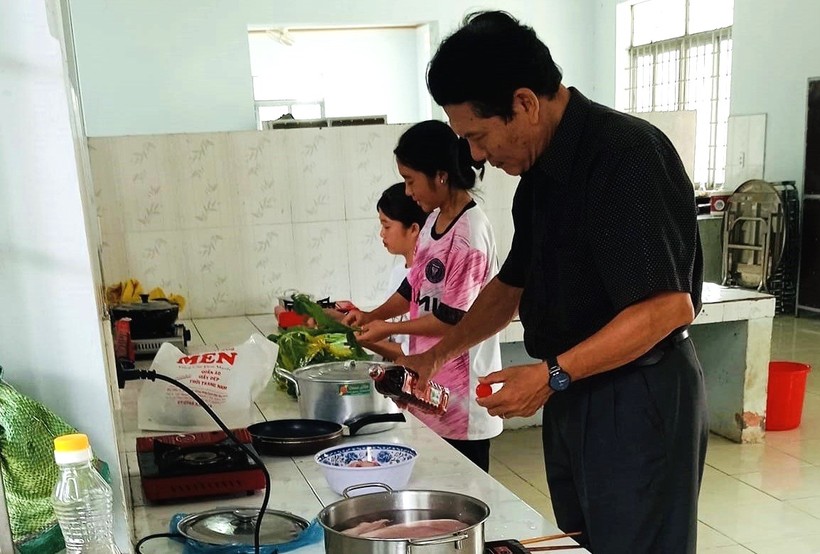 Thầy Mai Văn Thanh và các thầy cô vào bếp nấu “Bữa cơm có thịt” cho học sinh.