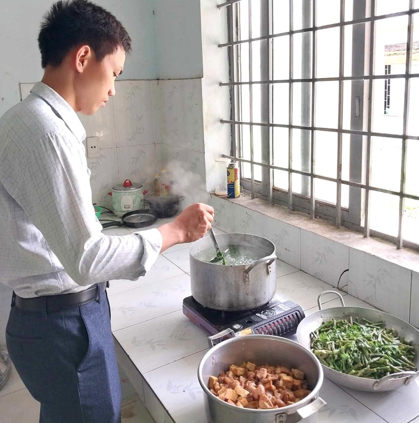 Thầy Phan Văn Thuận “đạo diễn” bữa ăn cho học sinh.
