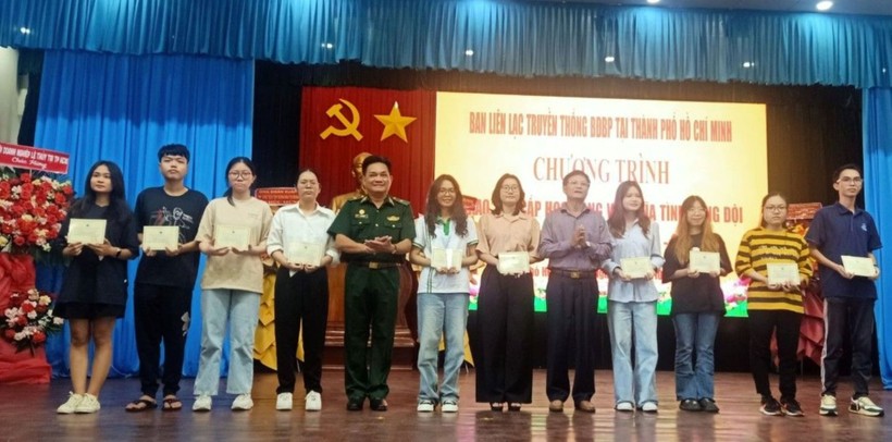 Lãnh đạo Ban liên lạc Truyền thống Bộ đội Biên phòng tại TP Hồ Chí Minh trao học bổng cho sinh viên: Ảnh: Trọng Hoài