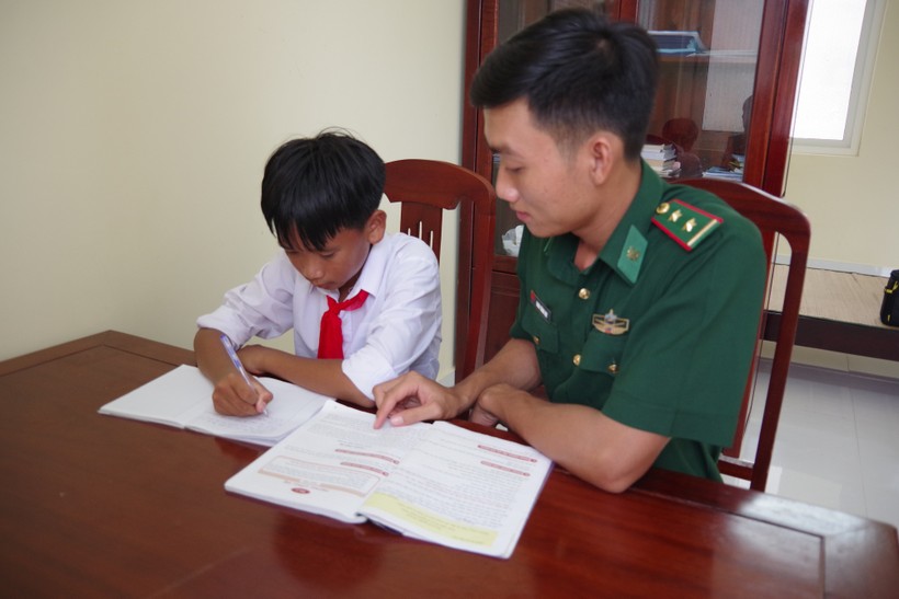 Ngoài nhận đỡ đầu 15 học sinh người Việt Nam và Campuchia, Đồn Biên phòng Phú Mỹ còn nhận nuôi một học sinh nghèo ngay tại đơn vị. Ảnh: Hồ Phúc