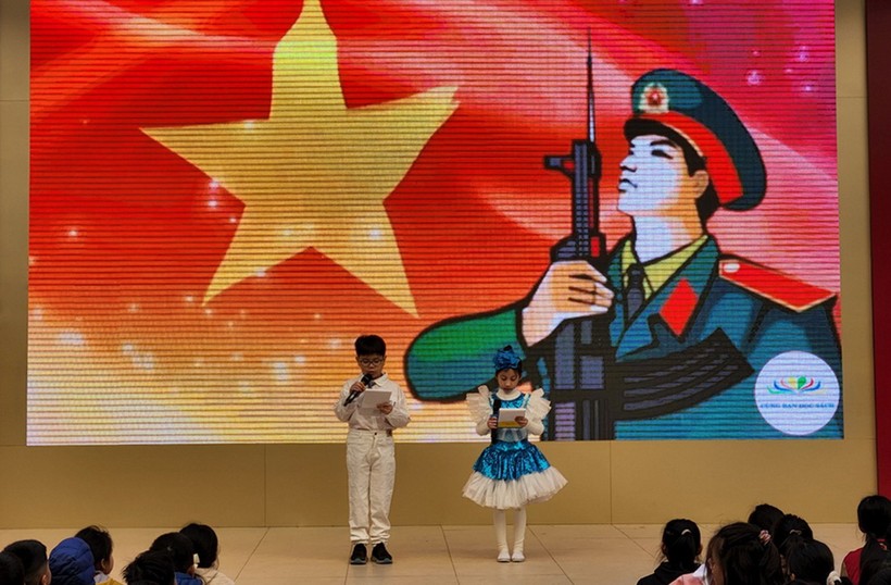 Học sinh Trường Tiểu học Tràng An (quận Hoàn Kiếm, Hà Nội) tìm hiểu về lịch sử Ngày thành lập Quân đội Nhân dân Việt Nam. Ảnh: Vân Anh