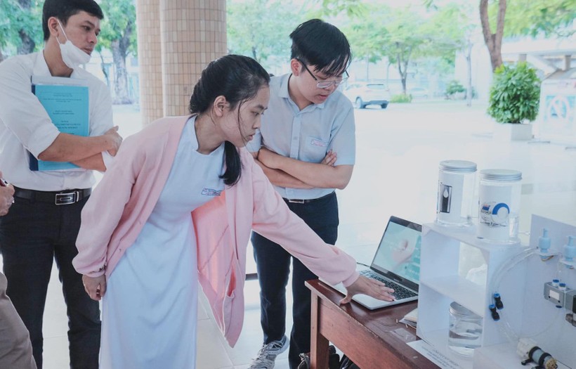 Học sinh Trường THPT Phan Châu Trinh (Đà Nẵng) thuyết trình dự án trong Cuộc thi Khoa học kỹ thuật cấp trường năm học 2023 – 2024. Ảnh: Ánh Ngọc