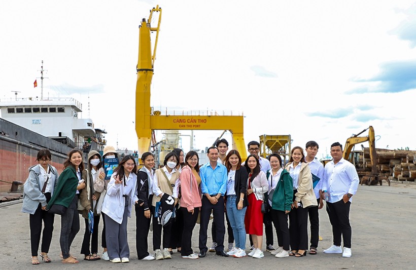Trung tâm Đào tạo Logistics và Thương mại điện tử (Trường ĐH Trà Vinh) khảo sát tại cảng Cái Cui (TP Cần Thơ). Ảnh: TG