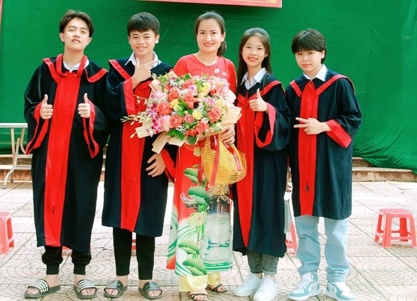 Cô Lê Thị Nhung và học trò trong lễ chia tay học sinh lớp 9 Trường THCS Quang Sơn khóa 2018 - 2022. Ảnh: NVCC