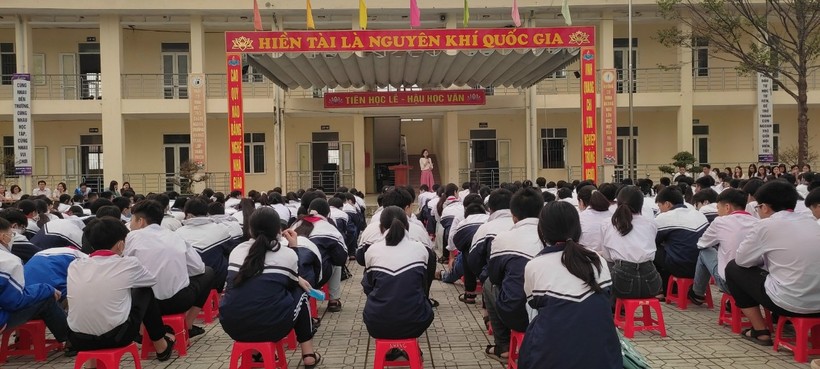 Cô Phan Thị Tâm trong một buổi tuyên truyền, giới thiệu về văn hóa đọc sáng cho học sinh của trường. Ảnh: NVCC