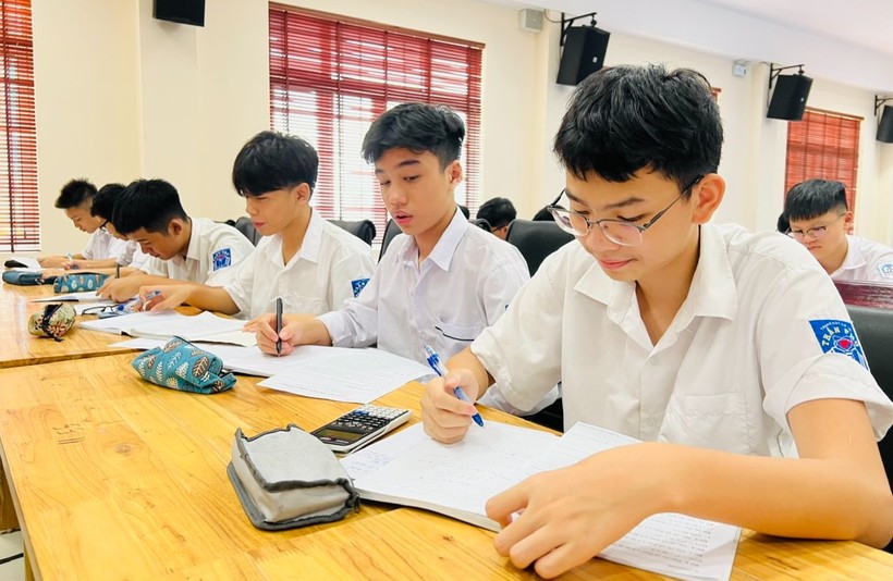 Học sinh Trường THPT chuyên Võ Nguyên Giáp (Quảng Bình) tham gia hoạt động gây quỹ Ngày hội tình nguyện Tết 2024. Ảnh: NTCC