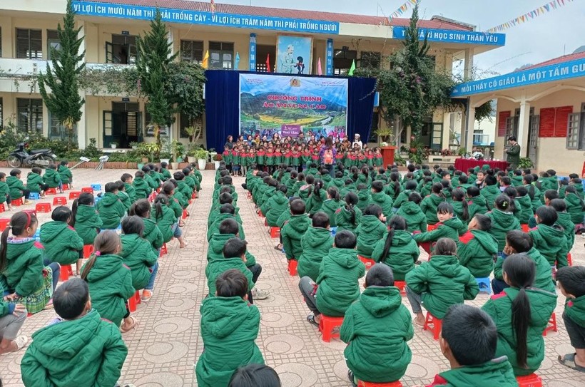 Học sinh Trường PTDTBT Tiểu học Phăng Sô Lin (Sìn Hồ) được nhận quần áo ấm. Ảnh: Hà Thuận