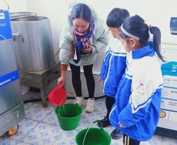 Trường PTDTBT Tiểu học Phăng Sô Lin chuẩn bị nước ấm cho học sinh. Ảnh: Hà Thuận
