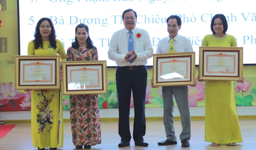 Các cá nhân Trường ĐH Trà Vinh được tặng bằng khen của Thủ tướng Chính phủ dịp khai giảng năm học 2023 - 2024. Ảnh minh họa.