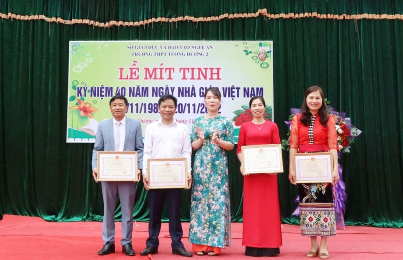 Các thầy, cô giáo Trường THPT Tương Dương 2 (huyện Tương Dương, Nghệ An) được nhận bằng khen của Bộ trưởng Bộ GD&ĐT năm 2022. Ảnh: NTCC