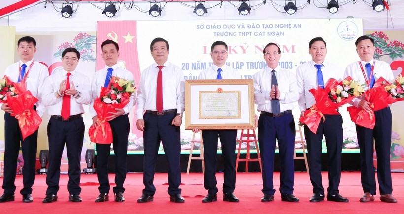Trường THPT Cát Ngạn (huyện Thanh Chương, Nghệ An) đón nhận danh hiệu Trường đạt chuẩn quốc gia và được Bộ GD&ĐT tặng bằng khen dịp tháng 11/2023. Ảnh: NTCC