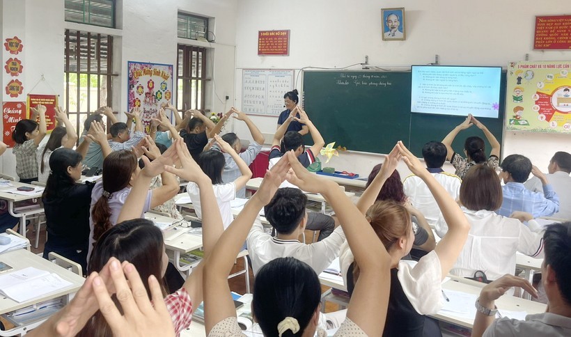 Giáo viên huyện Nghĩa Hưng (Nam Định) trải nghiệm phương pháp dạy học tích cực. Ảnh: Hồng Duy
