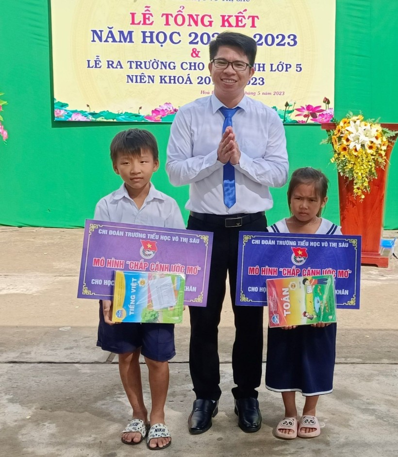 Thầy Tráng tặng quà cho học sinh nghèo Trường Tiểu học Võ Thị Sáu. Ảnh: NVCC
