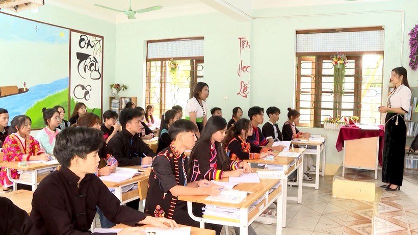 Trường PTDTNT huyện Phong Thổ lồng ghép giáo dục giới tính vào môn GD Công dân.