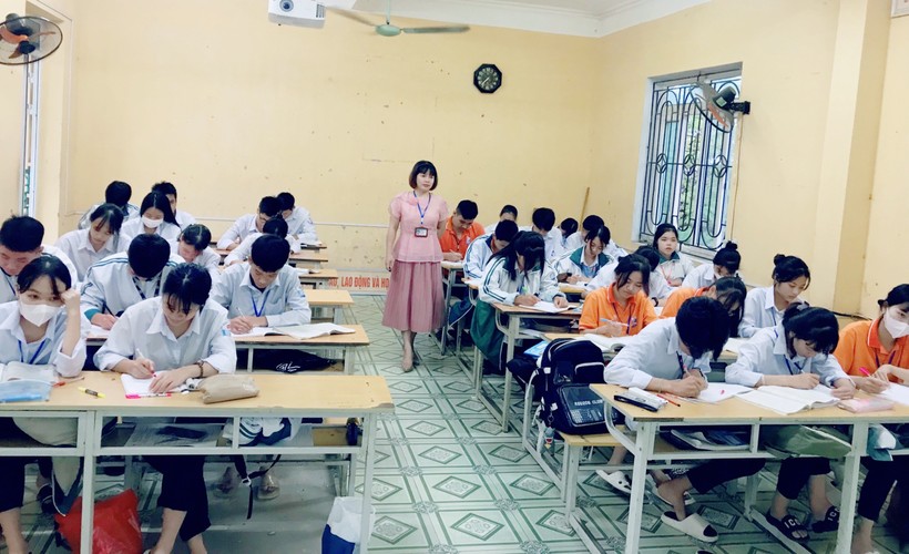 Cô trò Trường THPT Trần Quang Khải (Khoái Châu, Hưng Yên). Ảnh: NTCC